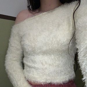 One shoulder fuzzy plain sweater